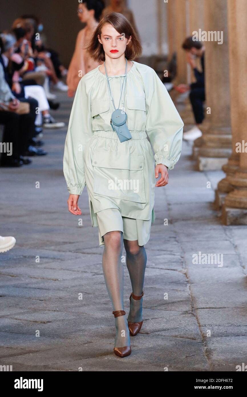 Models laufen auf der Modenschau Max Mara während der Mailand Women's Fashion Week am 24. September 2020 in Mailand, Italien. Foto von Alain Gil-Gonzalez/ABACAPRESS.COM Stockfoto
