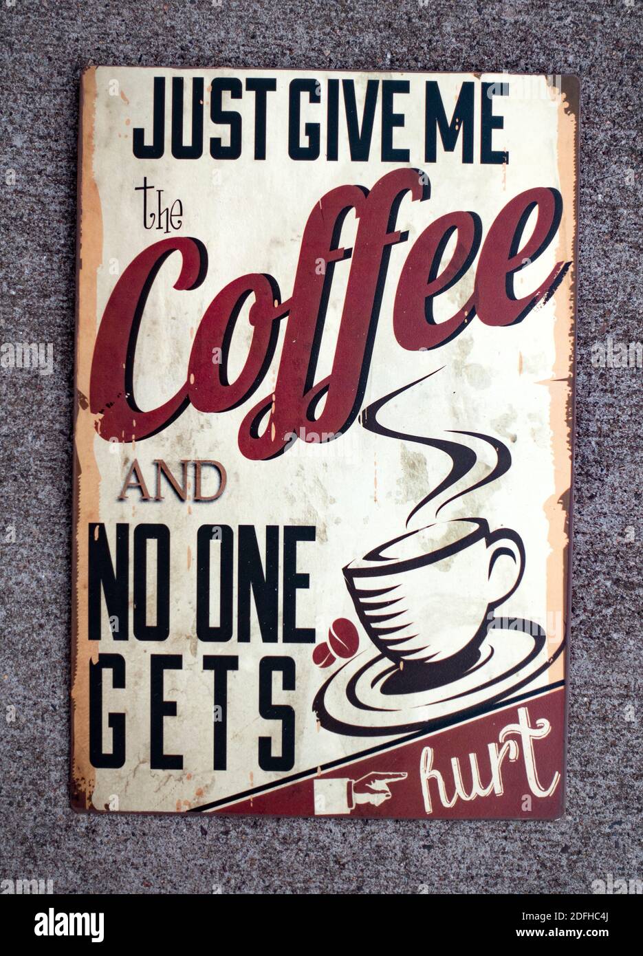 Lustige Metalltafel zum Aufhängen und eine Erinnerung an Kaffee, die zuerst besagt: "Gib mir einfach den Kaffee und niemand wird verletzt". St. Paul Minnesota, USA Stockfoto