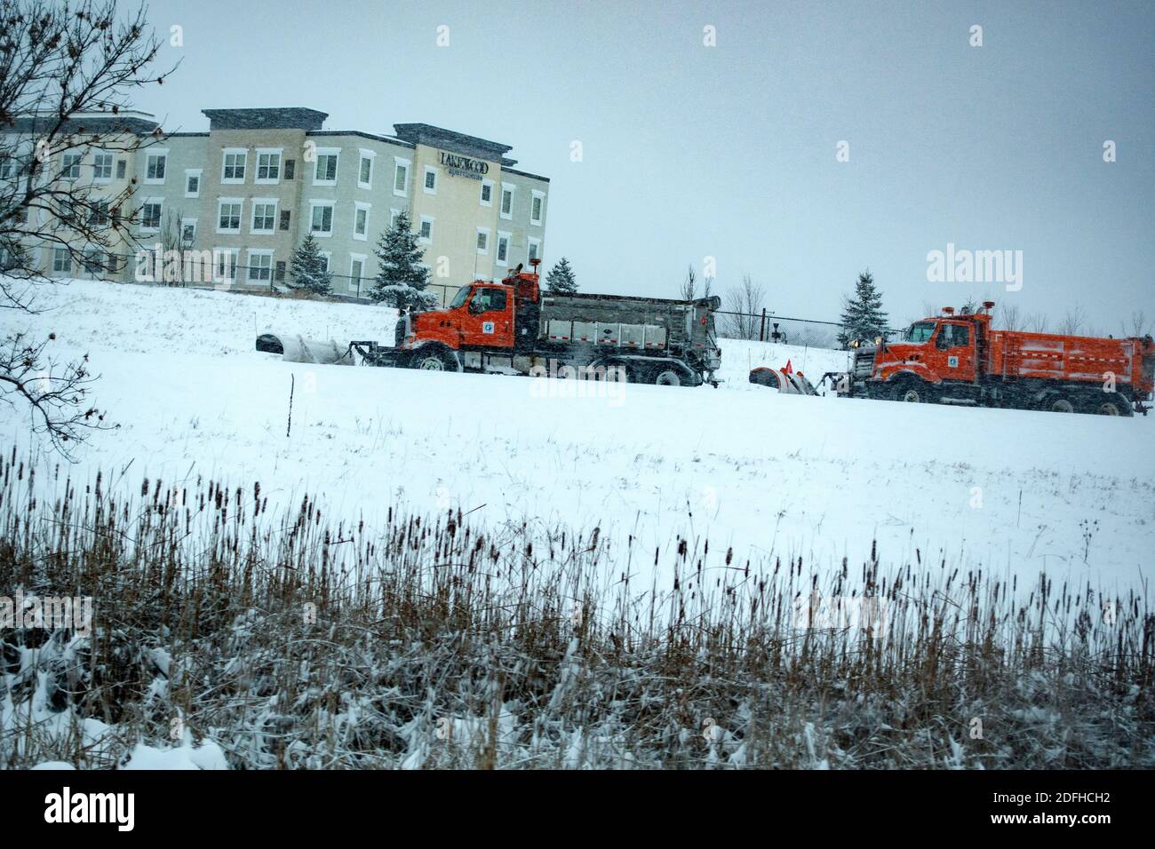 Zwei Schneepflüge arbeiten zusammen, um die Autobahn von Schnee zu reinigen. New Brighton Minnesota USA Stockfoto