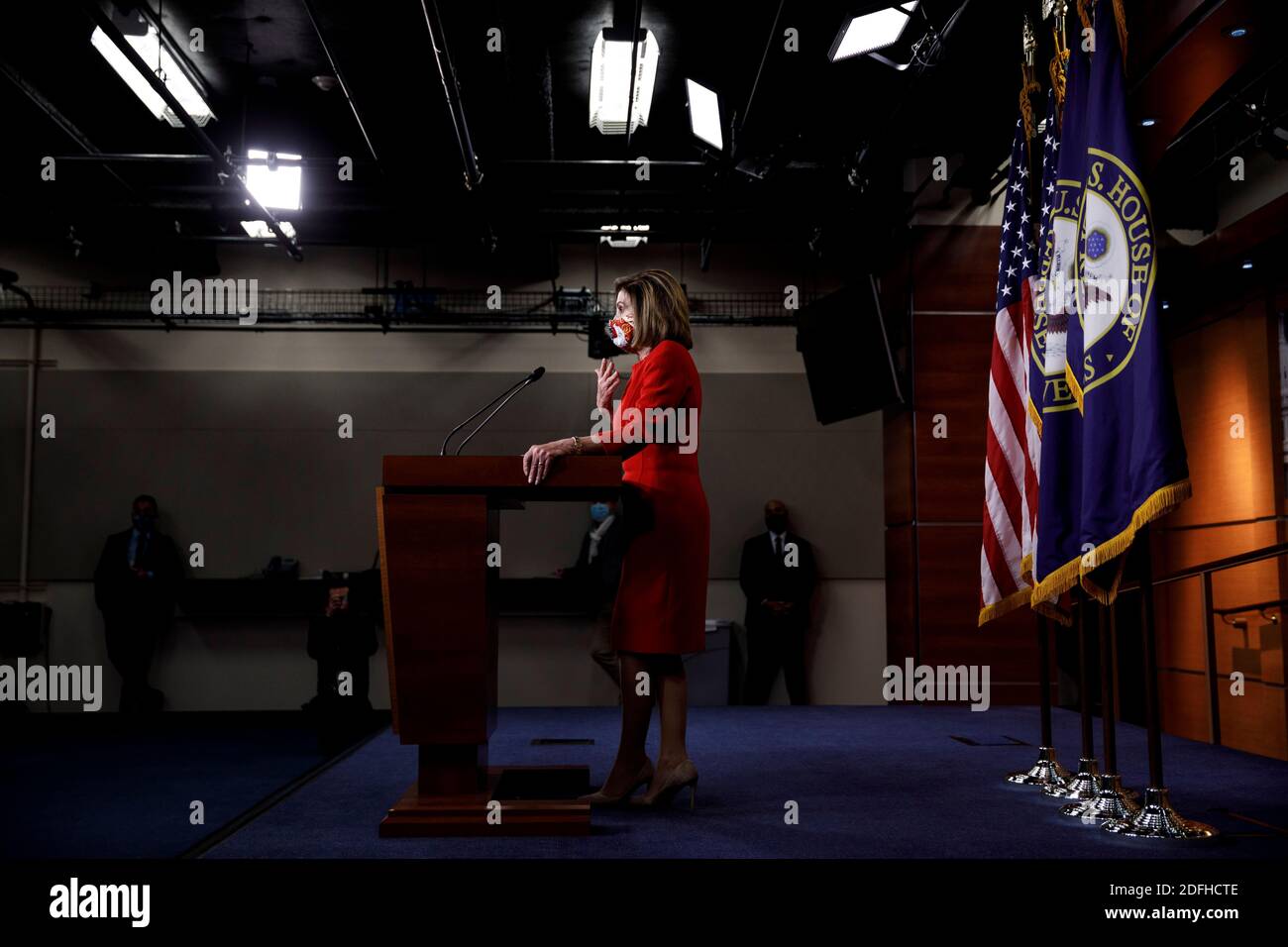 Washington, USA. Dezember 2020. US-House-Sprecherin Nancy Pelosi spricht während einer Pressekonferenz auf Capitol Hill in Washington, DC, die Vereinigten Staaten, 4. Dezember 2020. Die US-Parlamentspräsidentin Nancy Pelosi äußerte sich am Freitag optimistisch, dass demokratische und republikanische Gesetzgeber sich auf ein neues Hilfspaket COVID-19 einigen könnten, bevor sie Washington bis Ende des Jahres verlassen. Kredit: Ting Shen/Xinhua/Alamy Live Nachrichten Stockfoto