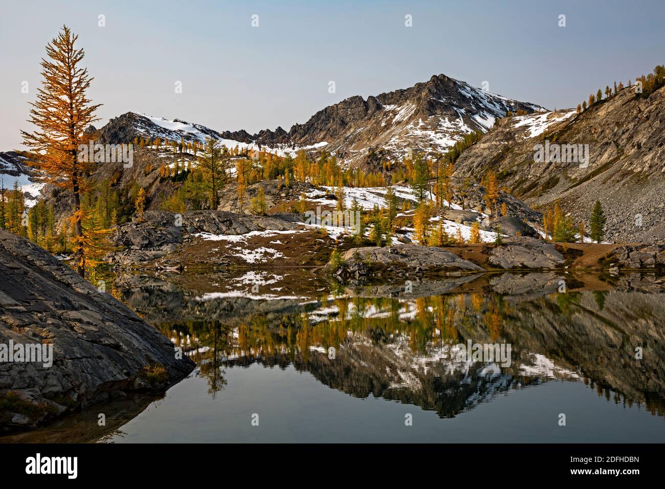 WA18683-00...WASHINGTON - Gipfel der Entiat Mountains, die sich im Lower Ice Lake im Glacier Peak Wilderness Area spiegeln. Stockfoto