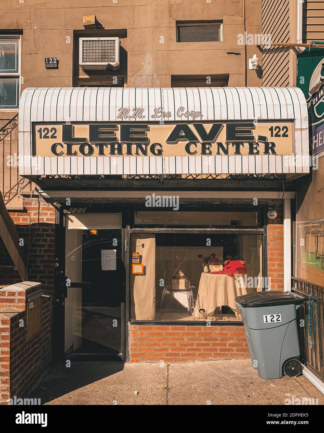 Lee Ave Clothing Center Schild in Brooklyn, New York Stockfoto