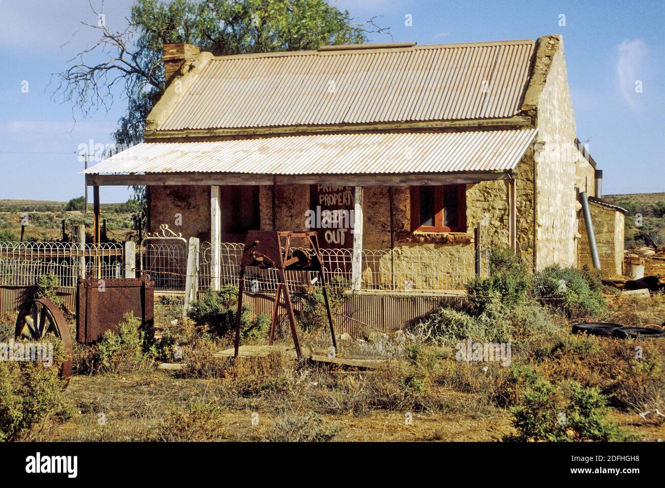 Mittags auf der Hauptstraße... Cottage in der ehemaligen Bergbaugemeinde Silverton, in der Nähe von Broken Hill, NSW. Silverton ist als Drehort für viele australische Filme bekannt, darunter Wake in Fright, Mad Max 2, A Town Like Alice, Hostage, Razorback, Journey into Darkness, Dirty Deeds, The Craic und Golden Soak. Stockfoto