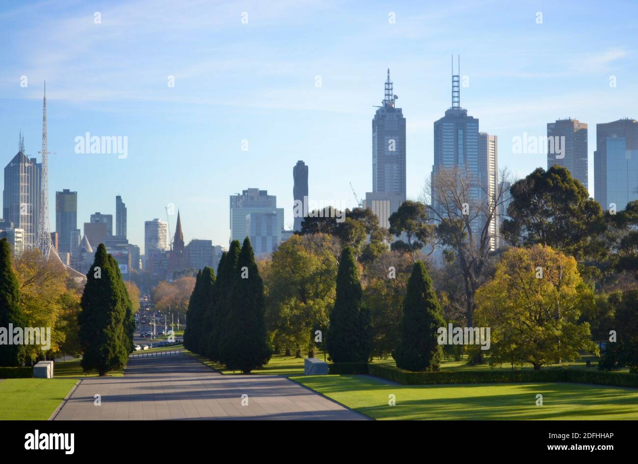 Blick auf die Stadt Melbourne, Australien Blick durch die Domain vom Schrein der Erinnerung in der Morgensonne Stockfoto