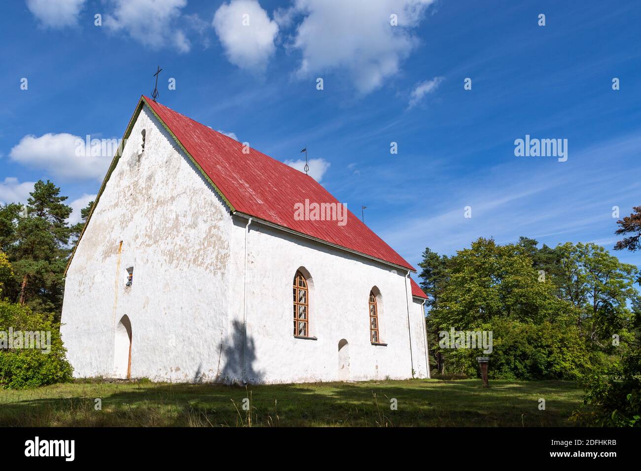 Weiße Lutheranische Kirche in Vormsi Insel, Estland Stockfoto