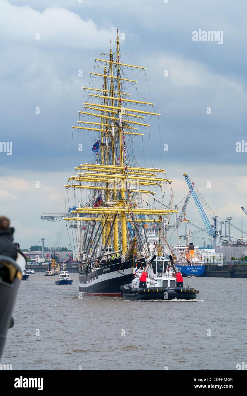 Hafengeburtstag 2019, Hamburg, Deutschland, 10. Mai 2019. Die russische Viermastbarke Kruzenschtern wird an den Liegeplatz gezogen. Stockfoto