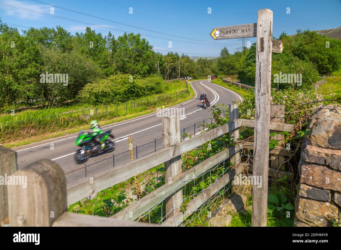 Blick auf Motorradfahrer auf der Straße und Penine Way Schild in der Nähe von Hayfield, High Peak, Derbyshire, England, Großbritannien, Europa Stockfoto