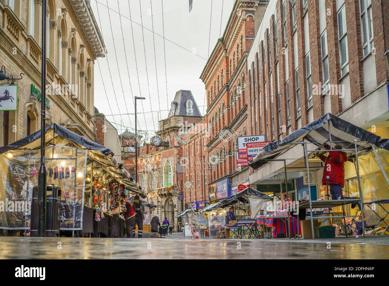 Kidderminster, Großbritannien. Dezember 2020. Am ersten Weihnachts-Shopping-Wochenende nach Lockdown zwei Einschränkungen aufgehoben sind, sieht frühmorgendlichen Markt Händler ihre Stände für, was sie hoffen, wird ein geschäftiger festlicher Handelstag. Da die Käufer erwartet werden, dass sie in Kraft sind, sind öffentliche Warnschilder in der Stadt vorhanden, die die Menschen an wesentliche soziale Distanzierungsmaßnahmen erinnern. Kredit: Lee Hudson/Alamy Live Nachrichten Stockfoto