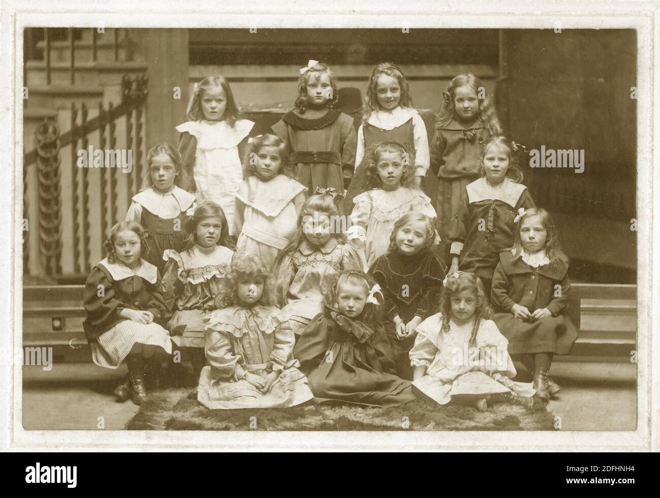 Viktorianische Kinder möglicherweise in einem Kindergarten für Mädchen, eine auf der Rückseite, 2. Auf der rechten Seite ist Dora Purdie, Glasgow, South Lanarkshire, Schottland, U.K. um 1900 Stockfoto