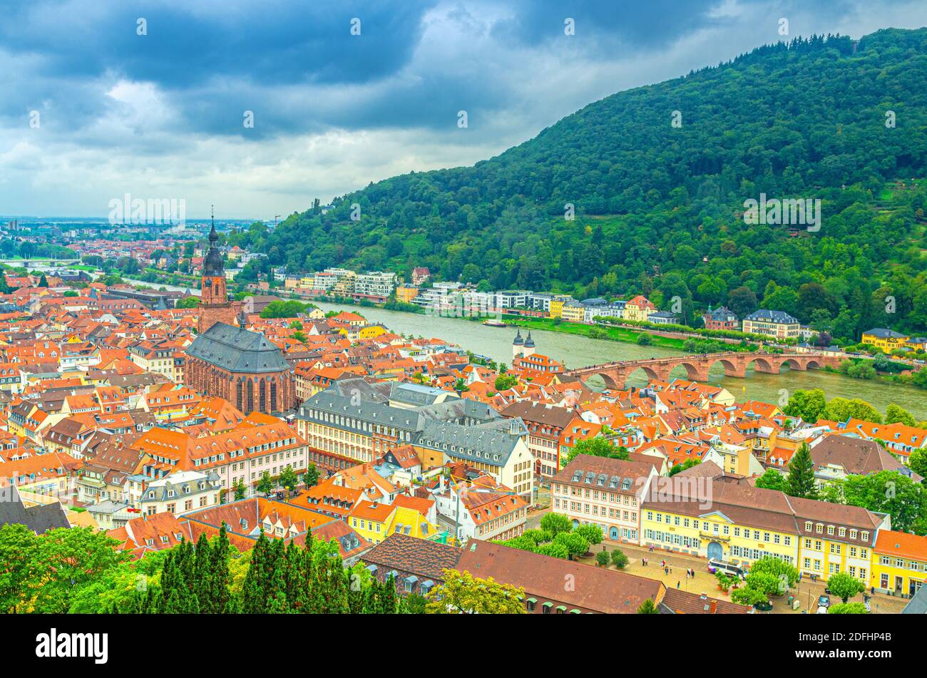 Luftpanorama der Heidelberger Altstadt mit Heiliggeistkirche, Karl Theodor Alte Brücke über Neckar riv Stockfoto