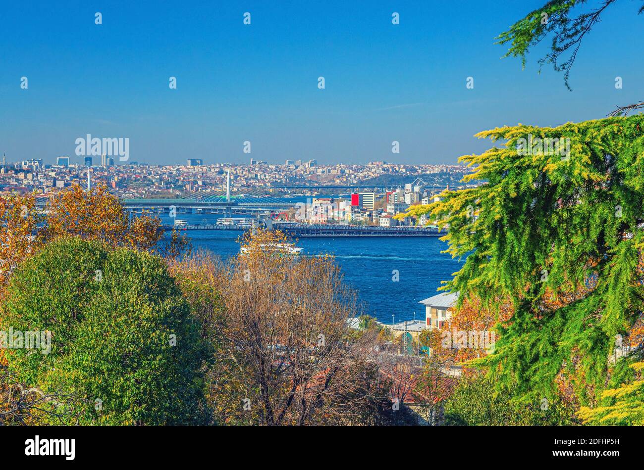 Luftaufnahme des Istanbuler Stadtviertels und der Golden Horn Wasserstraße mit der Golden Horn Metro Brücke, blauer Himmel im Hintergrund, Türkei Stockfoto