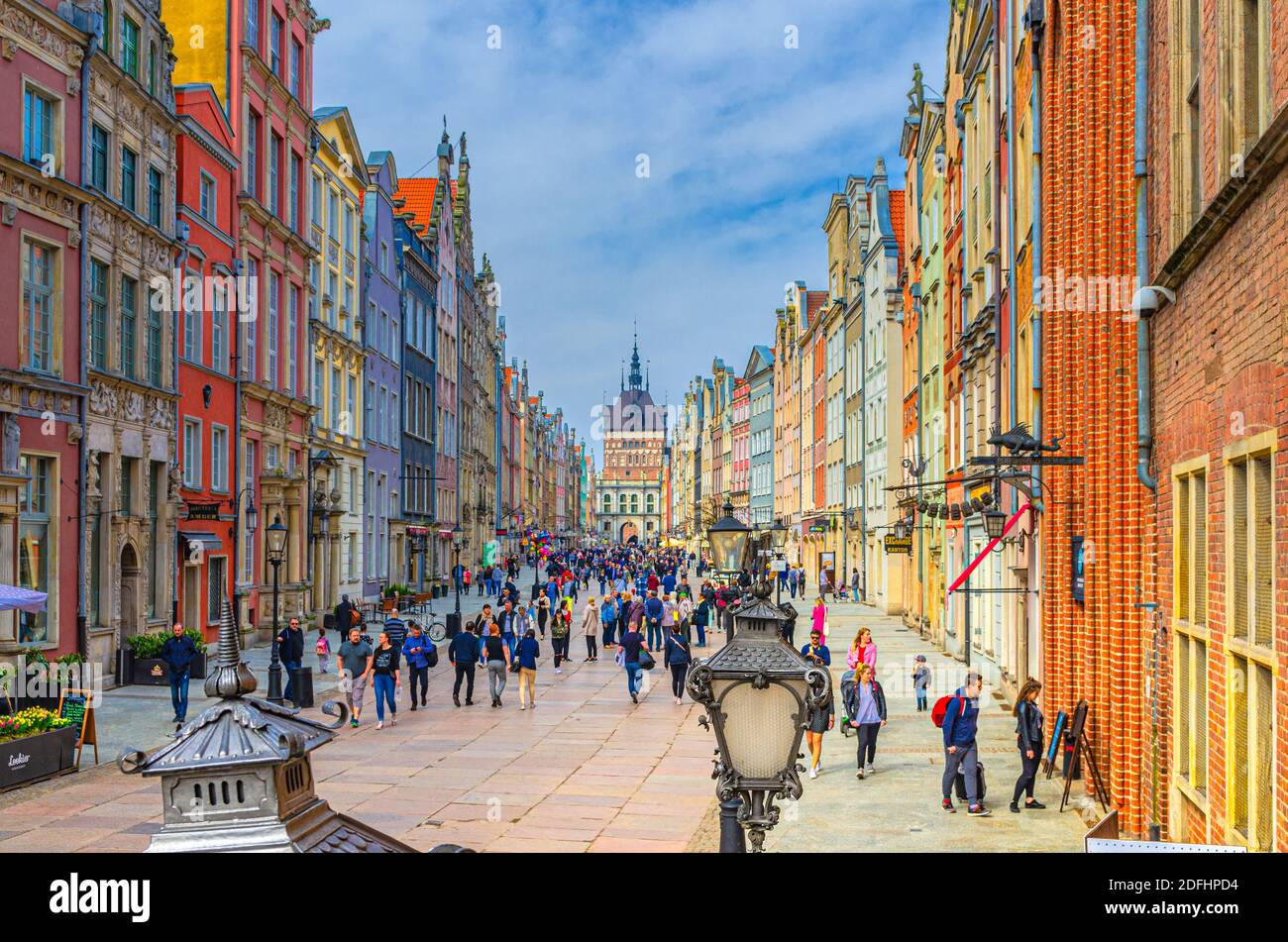 Danzig, Polen, 17. April 2018: Golden Gate Zlota Brama, Prison Tower, typische bunte Häuser Gebäude und Menschen Touristen zu Fuß entlang Dluga Straße Stockfoto