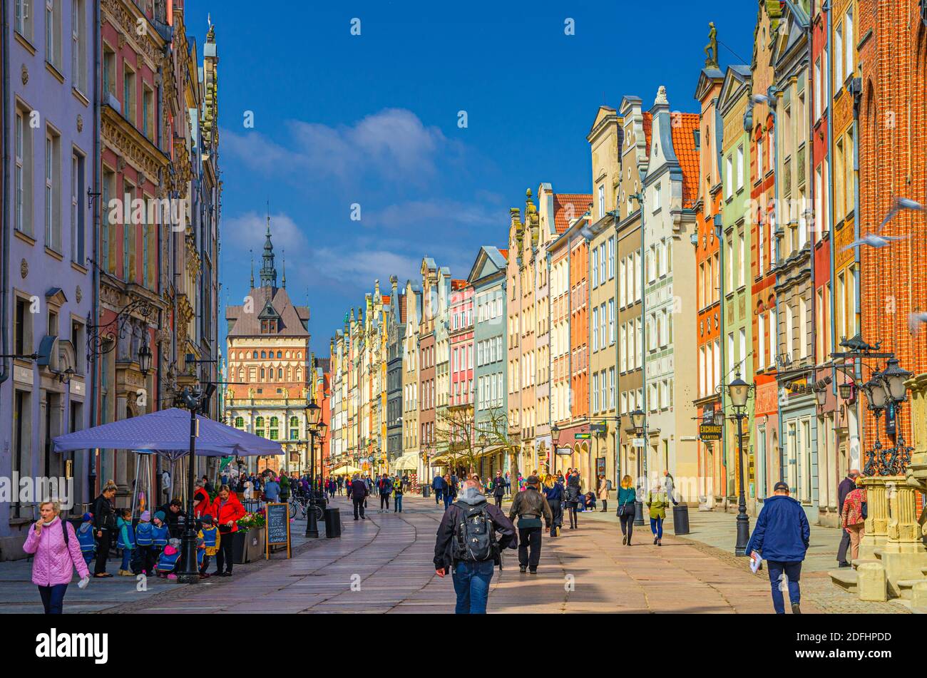 Danzig, Polen, 17. April 2018: Golden Gate Zlota Brama, Prison Tower, typische bunte Häuser Gebäude und Menschen Touristen zu Fuß entlang Dluga Straße Stockfoto