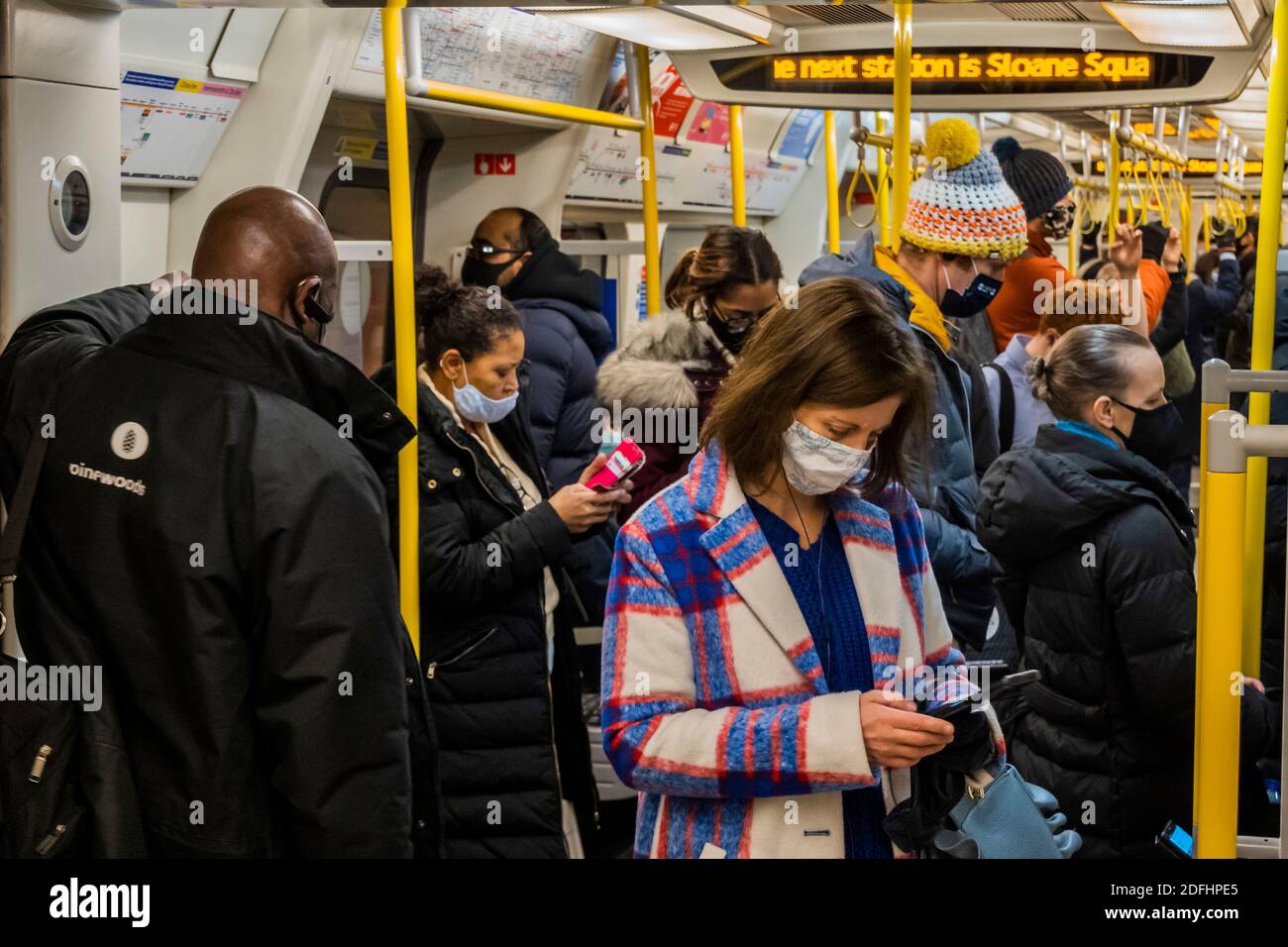 London, Großbritannien. Dezember 2020. Die Kreislinie auf der U-Bahn ist besetzt, da die zweite Coronavirus-Sperre beendet ist. Diejenigen, die Reisen meist tragen Masken, nachdem sie obligatorisch auf öffentlichen Verkehrsmitteln. Kredit: Guy Bell/Alamy Live Nachrichten Stockfoto