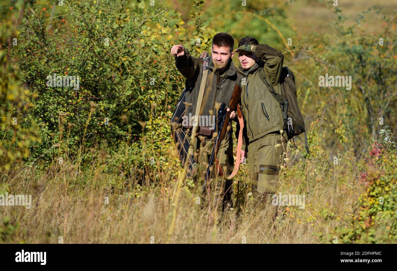 Die Streitkräfte. Camouflage. Uniform Mode. Die Freundschaft der Männer Jäger. Jagd Fähigkeiten und Waffen Ausrüstung. Wie schalten Sie die Jagd in Hobby. Mann Jäger mit Gewehr Pistole. Boot Camp. Blick über es. Stockfoto
