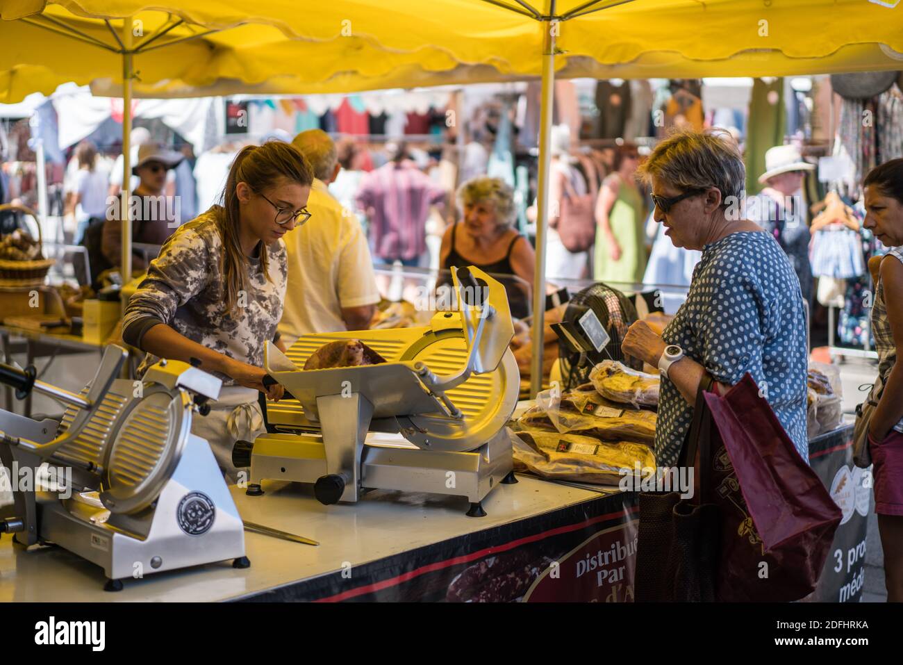 CAP FERRET, FRANKREICH: der überdachte Markt ist jeden Tag geöffnet von  Juni bis September. Stände bieten ein breites Angebot an frischen  Lebensmitteln, Fische und Austern Stockfotografie - Alamy