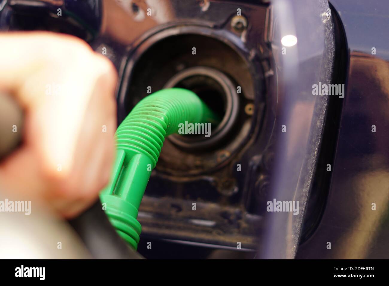Tanken von Gas mit einem Kraftstoffbehälter Stockfoto