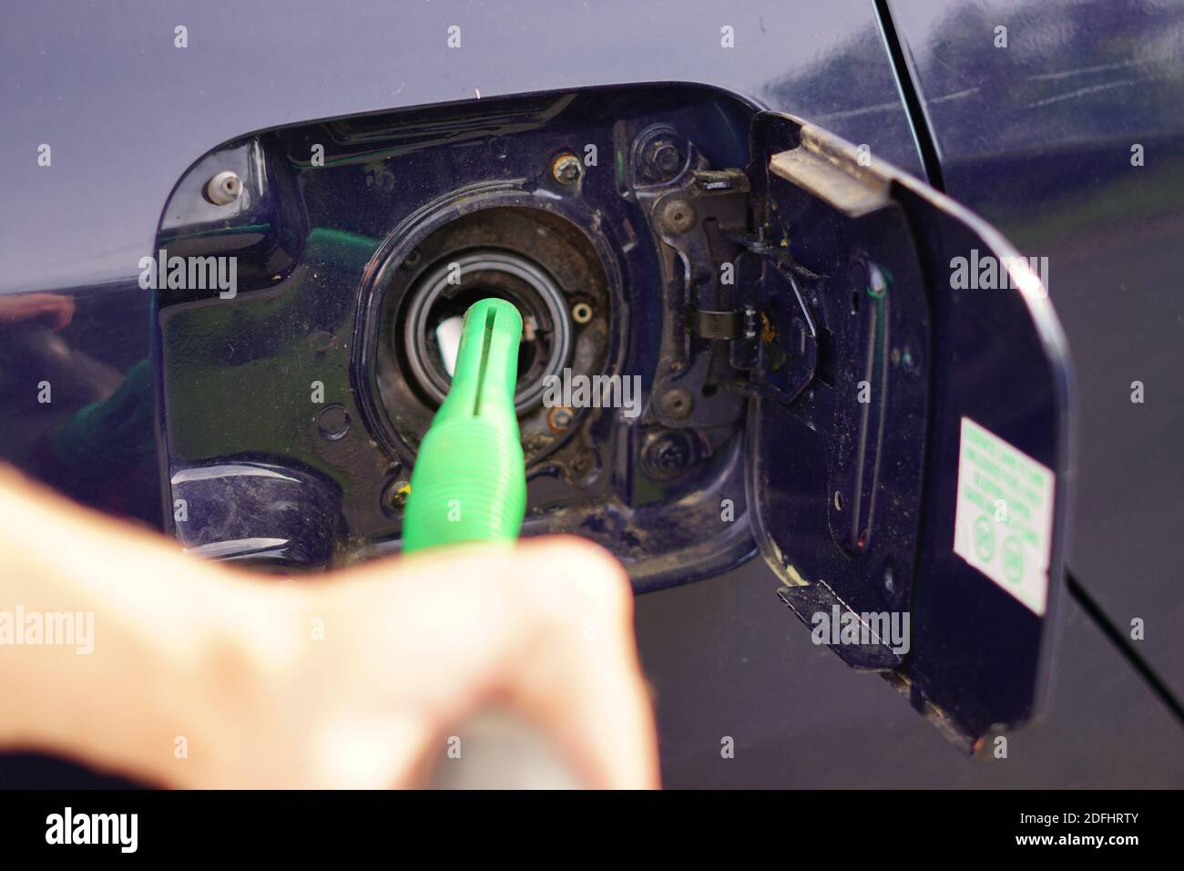 Tanken von Gas mit einem Kraftstoffbehälter Stockfoto