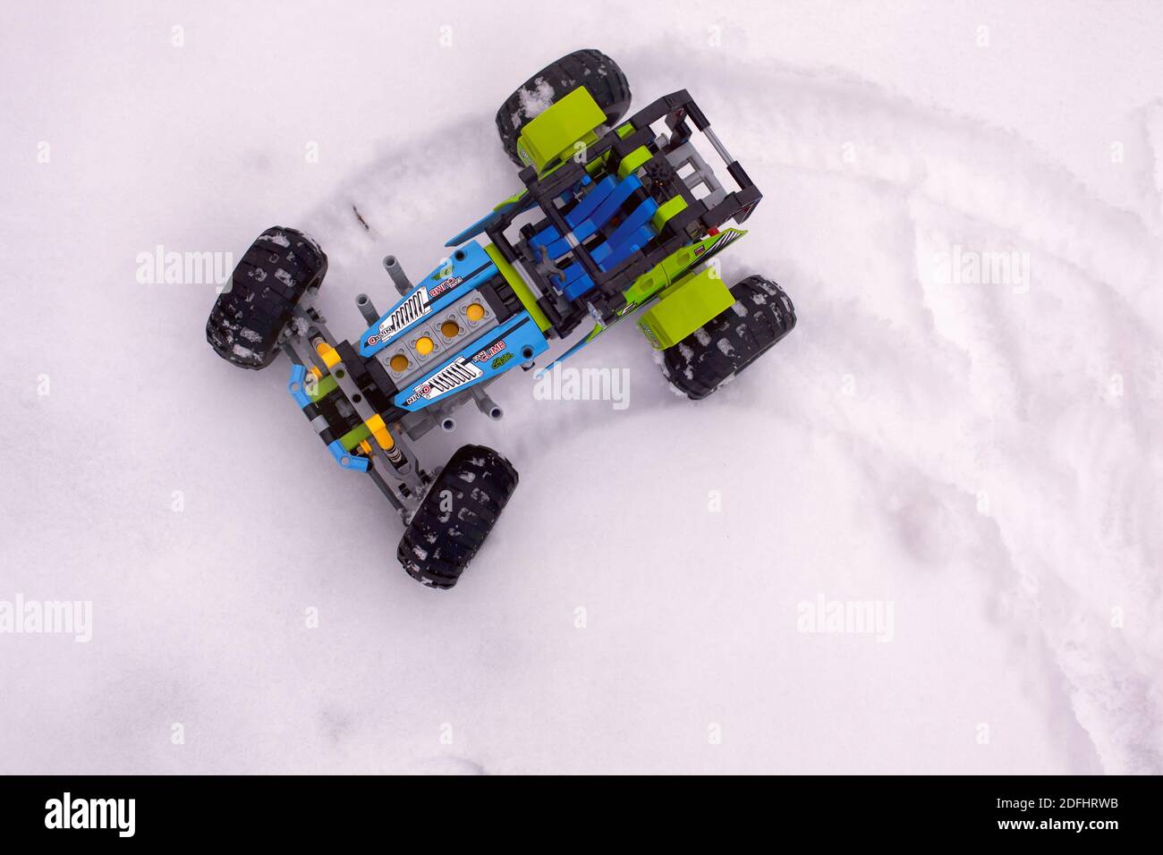 Tambov, Russische Föderation - 28. Januar 2020 Lego Technic Formel Off-Roader auf Schnee im Freien. Stockfoto