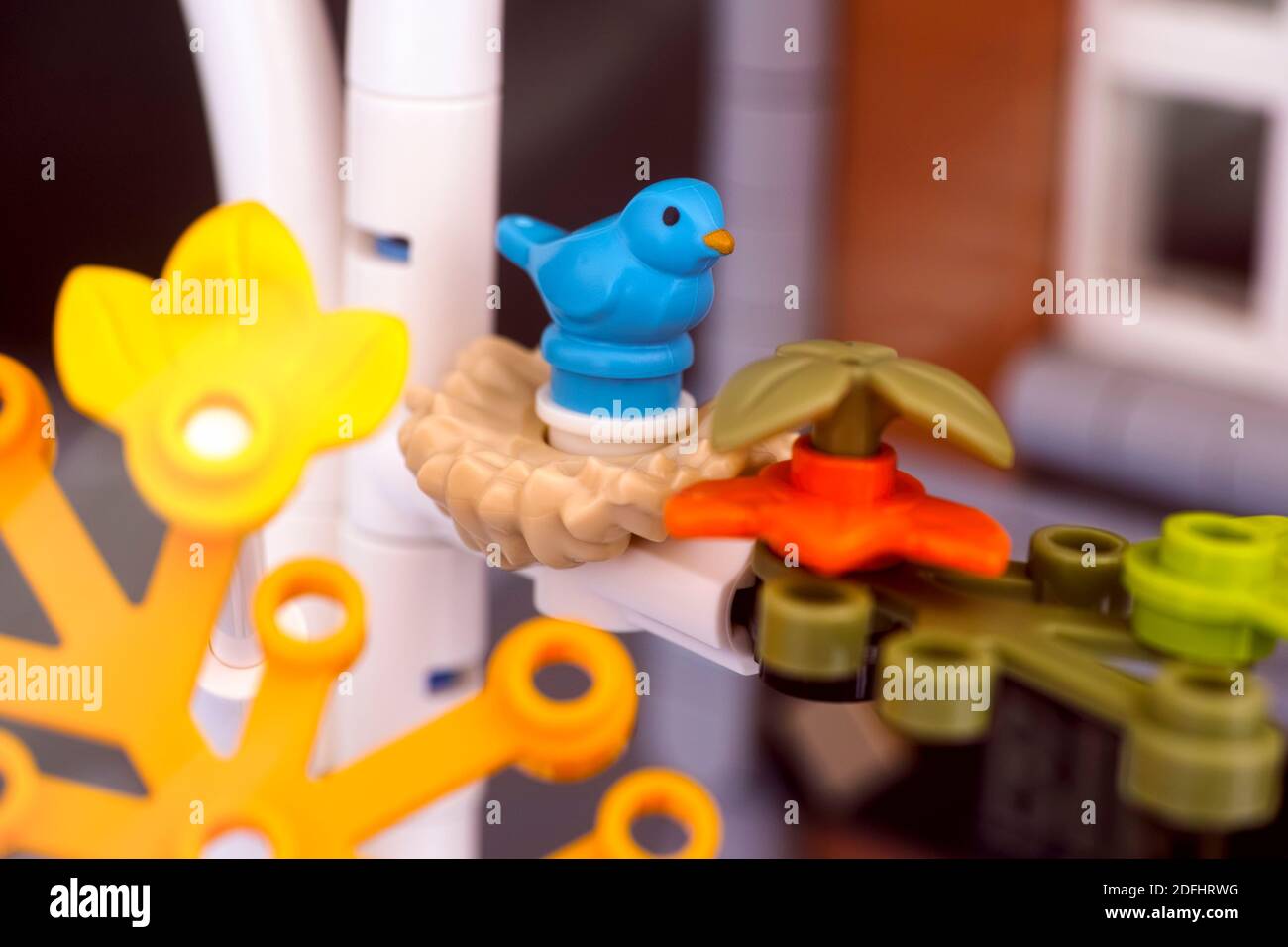 Tambow, Russische Föderation - 26. Juni 2020 Lego blauer Vogel in ihm nisten auf dem Baum Stockfoto