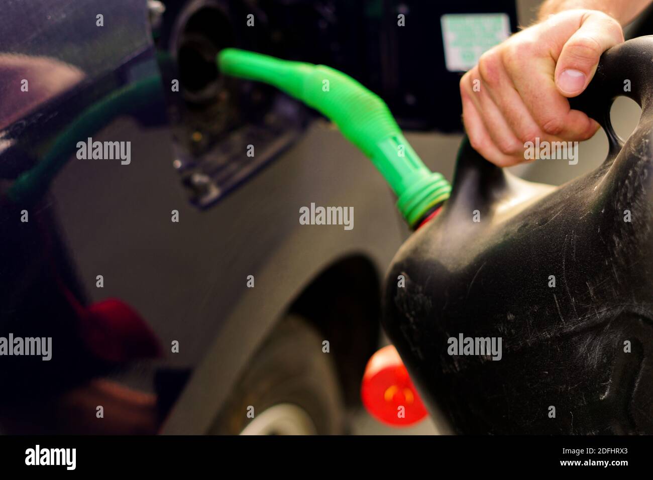 Tanken von Gas mit einem Kraftstoffbehälter Stockfoto