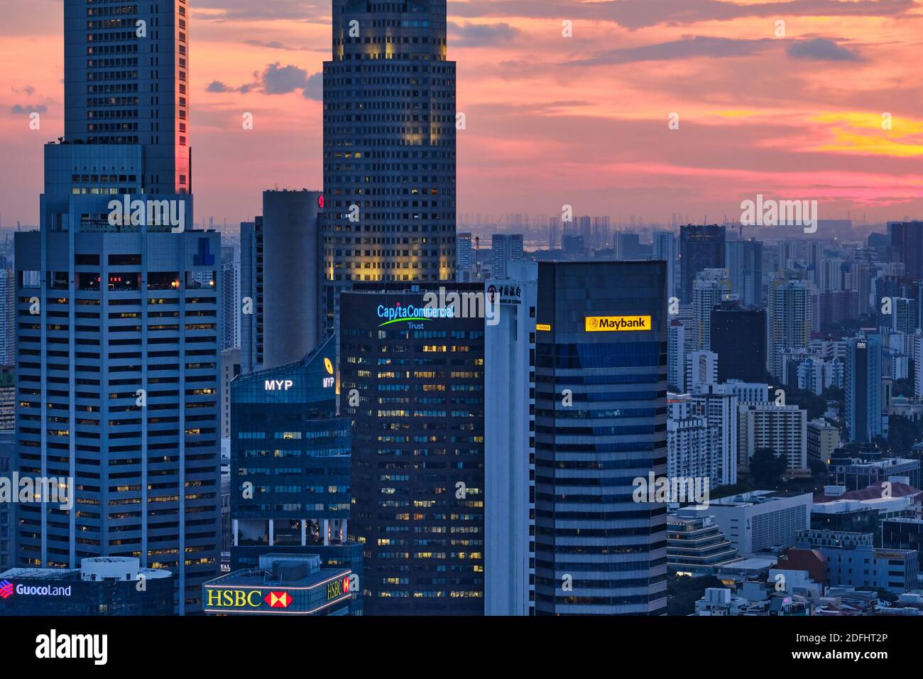 Die Skyline von Singapur bei Sonnenuntergang, mit hohen Türmen des Bankenviertels auf der linken Seite; vom SkyPark im Marina Bay Sands Hotel aus gesehen Stockfoto