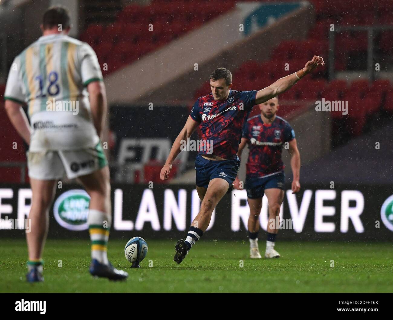 Ashton Gate Stadium, Bristol, Großbritannien. Dezember 2020. Premiership Rugby Union, Bristol Bears gegen Northampton Saints; Sam Bedlow von Bristol Bears tritt die Siegpunkte Kredit: Action Plus Sports/Alamy Live News Stockfoto