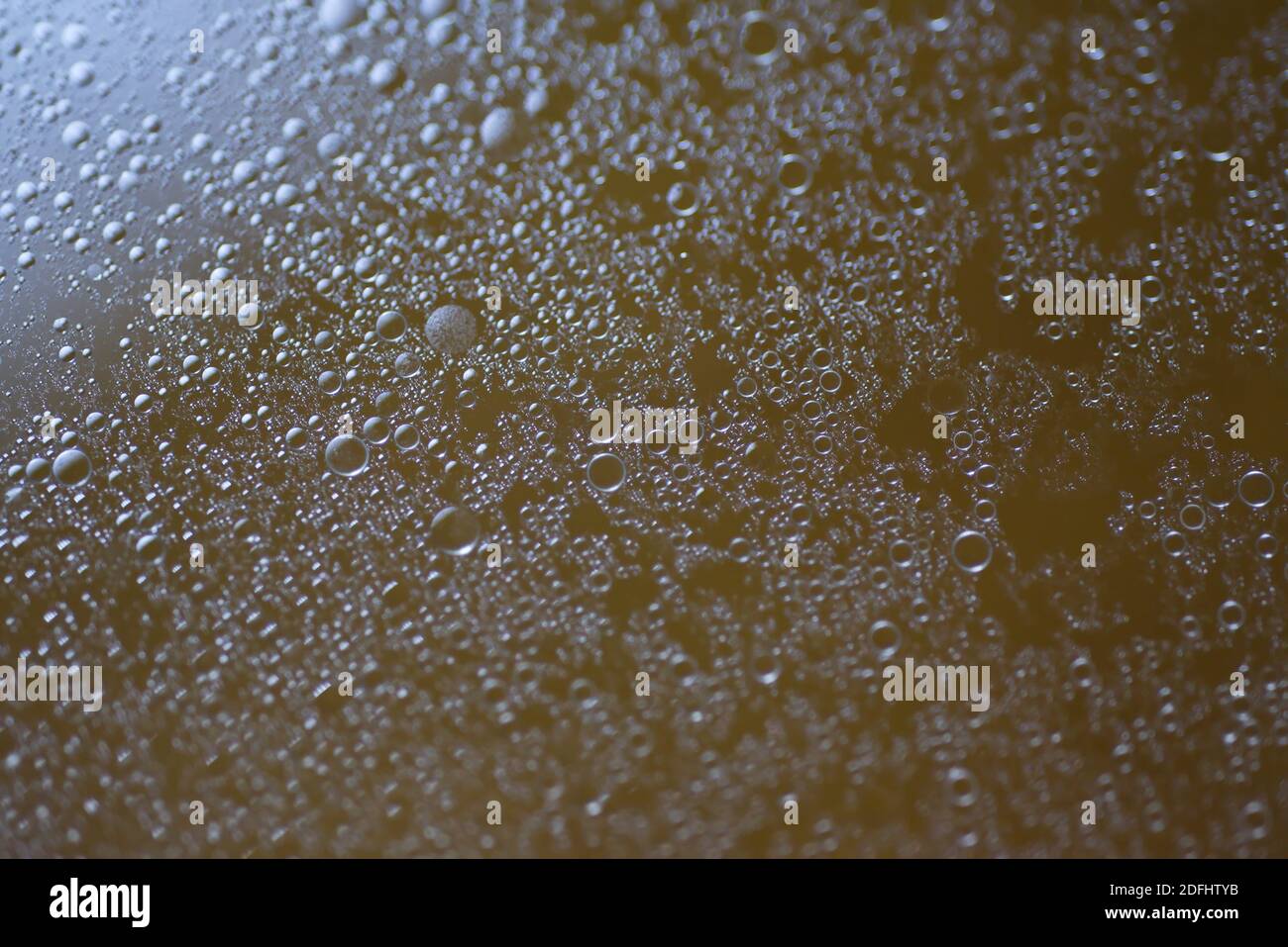 Eine Makroaufnahme der Ölblasen, die in der fließen Mischwasser Stockfoto