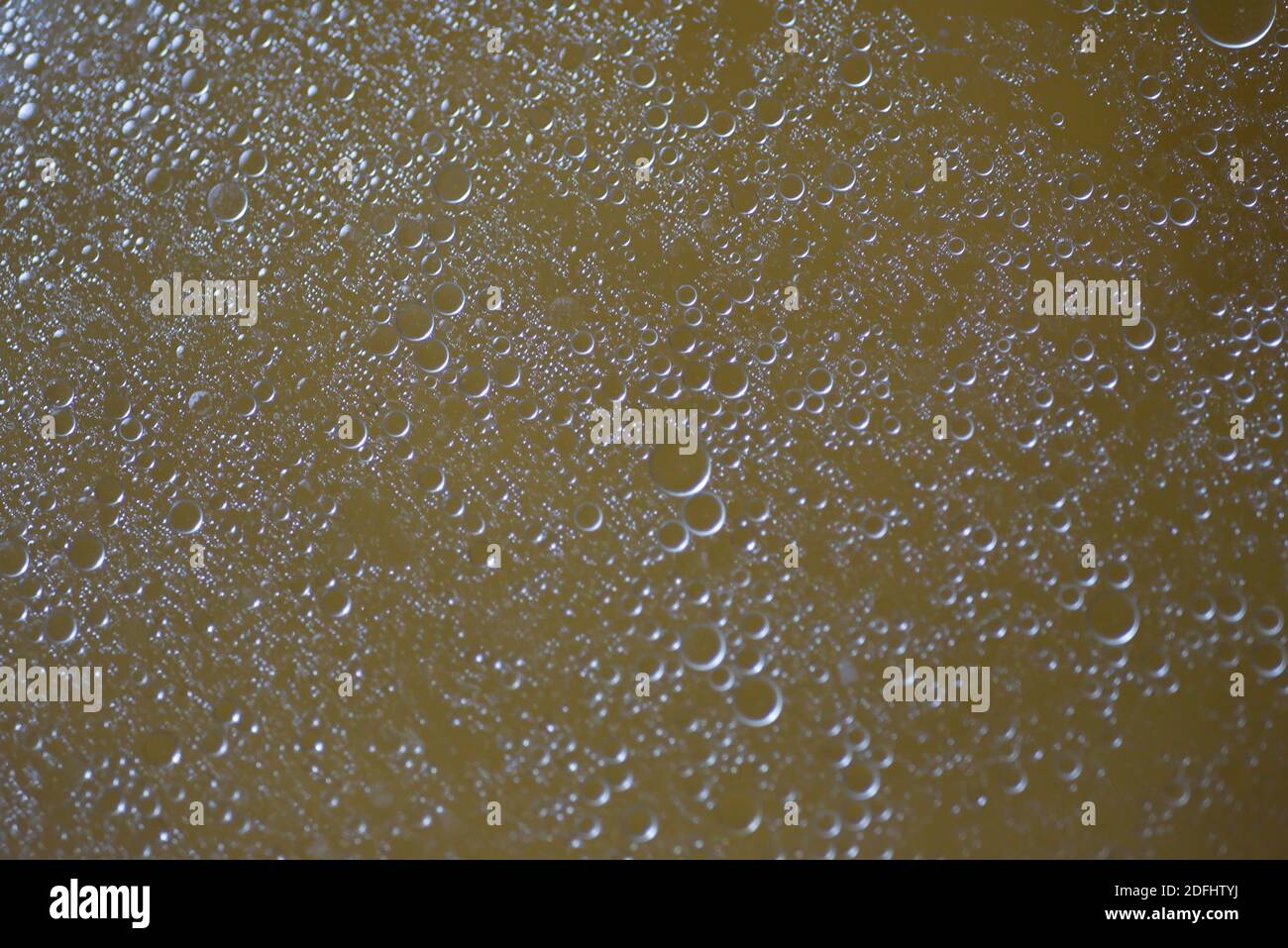 Eine Makroaufnahme der Ölblasen, die in der fließen Mischwasser Stockfoto