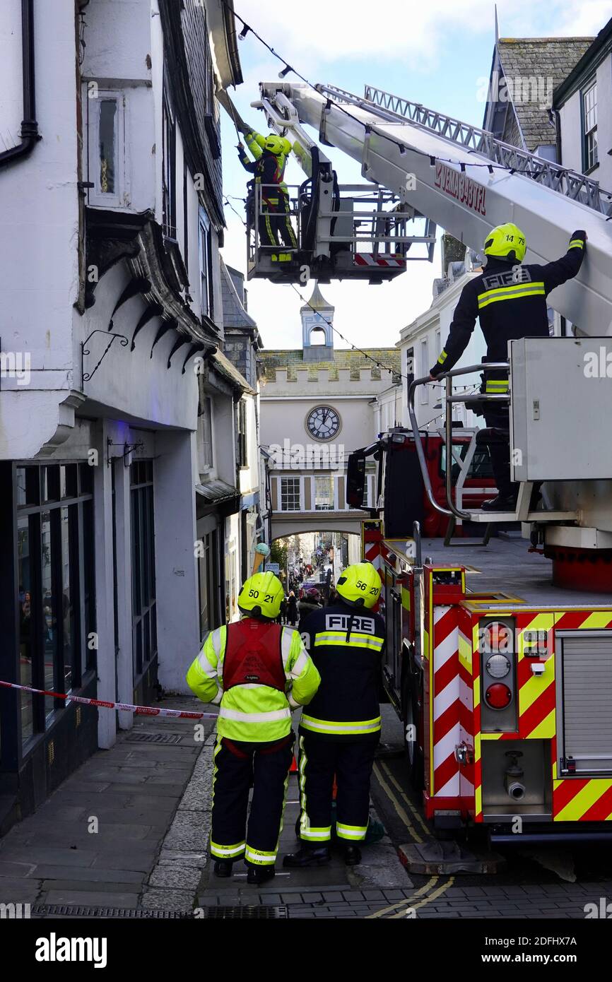 Totnes, Großbritannien. Dezember 2020. Die Leiter der Feuerwehrplattform blockiert die Hauptstraße, da sie das Bleiblitzen von einem Haus entfernt, das in Gefahr war, auf Fußgänger zu fallen. Kredit: Julian Kemp/Alamy Live Nachrichten Stockfoto