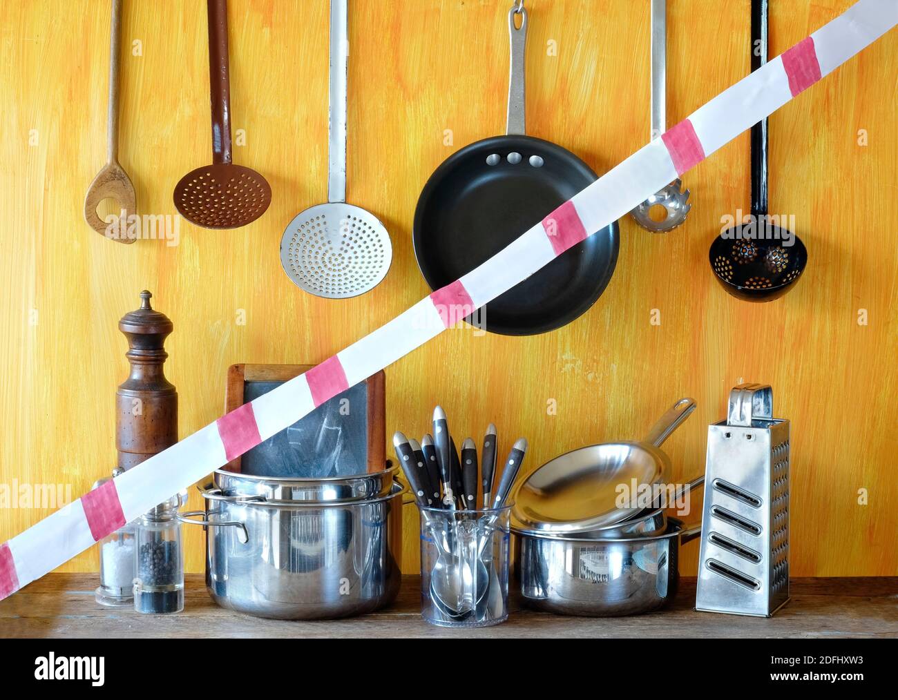 Gastronomie Corona Lockdown, Restaurant Küchengeräte mit Warnband, symbolisches Bild Stockfoto