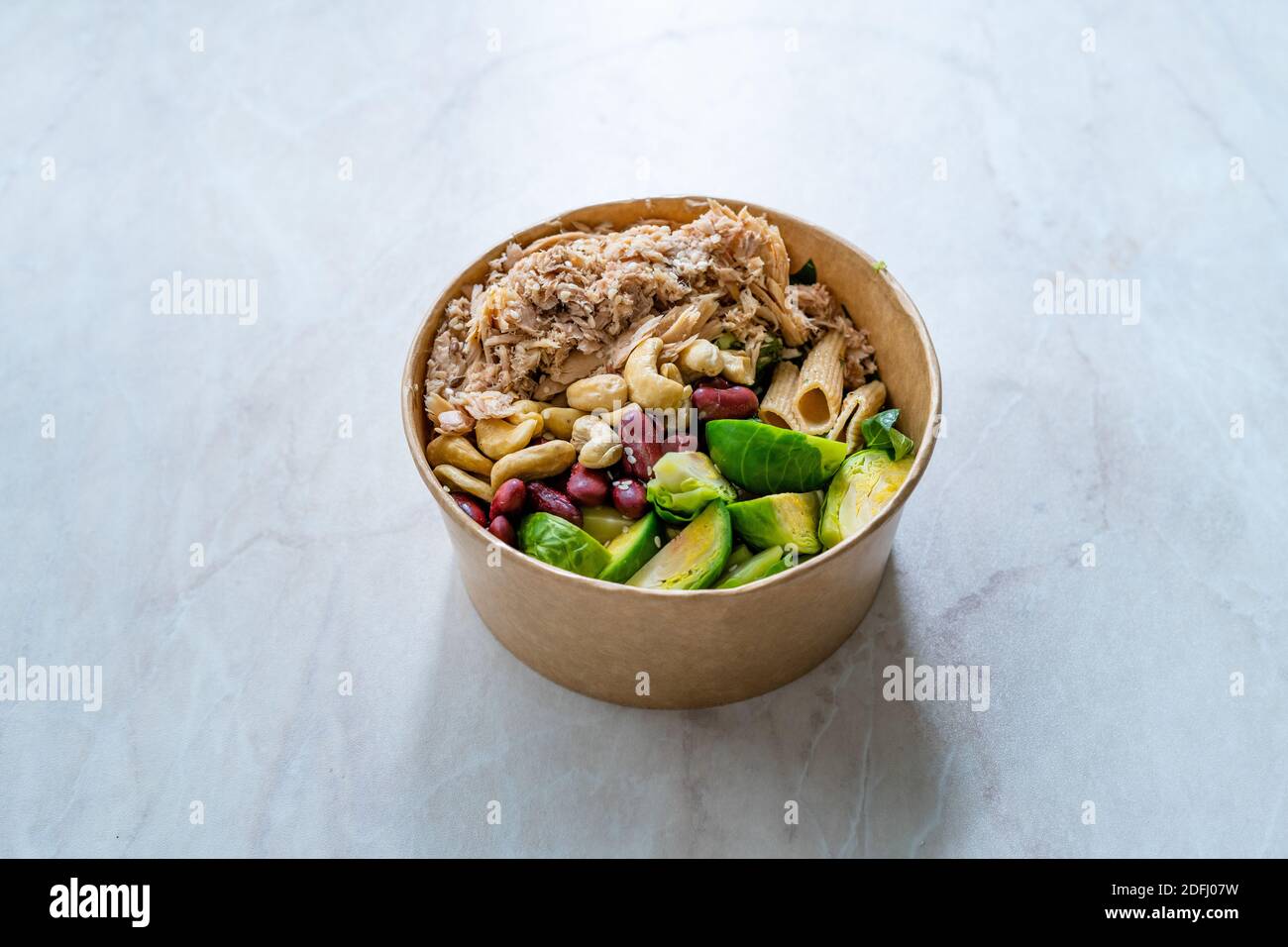 Gesunde Schüssel mit Thunfisch, Rosenkohl, mexikanischen Bohnen, Cashew und Vollkorn-Fusilli-Pasta. Bereit zu servieren und zu essen. Stockfoto