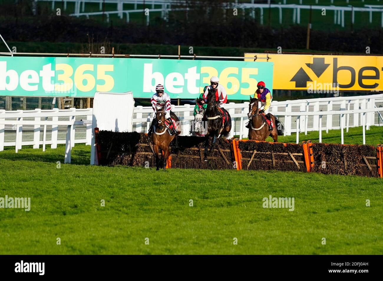 Niall Houlihan reitet Fifty Ball (Mitte weiße Kappe) auf ihrem Weg zum Gewinn der Read Paul Nicholls auf betting.betfair Anfänger Handicap Hürde auf Sandown Park Racecourse, Esher. Stockfoto