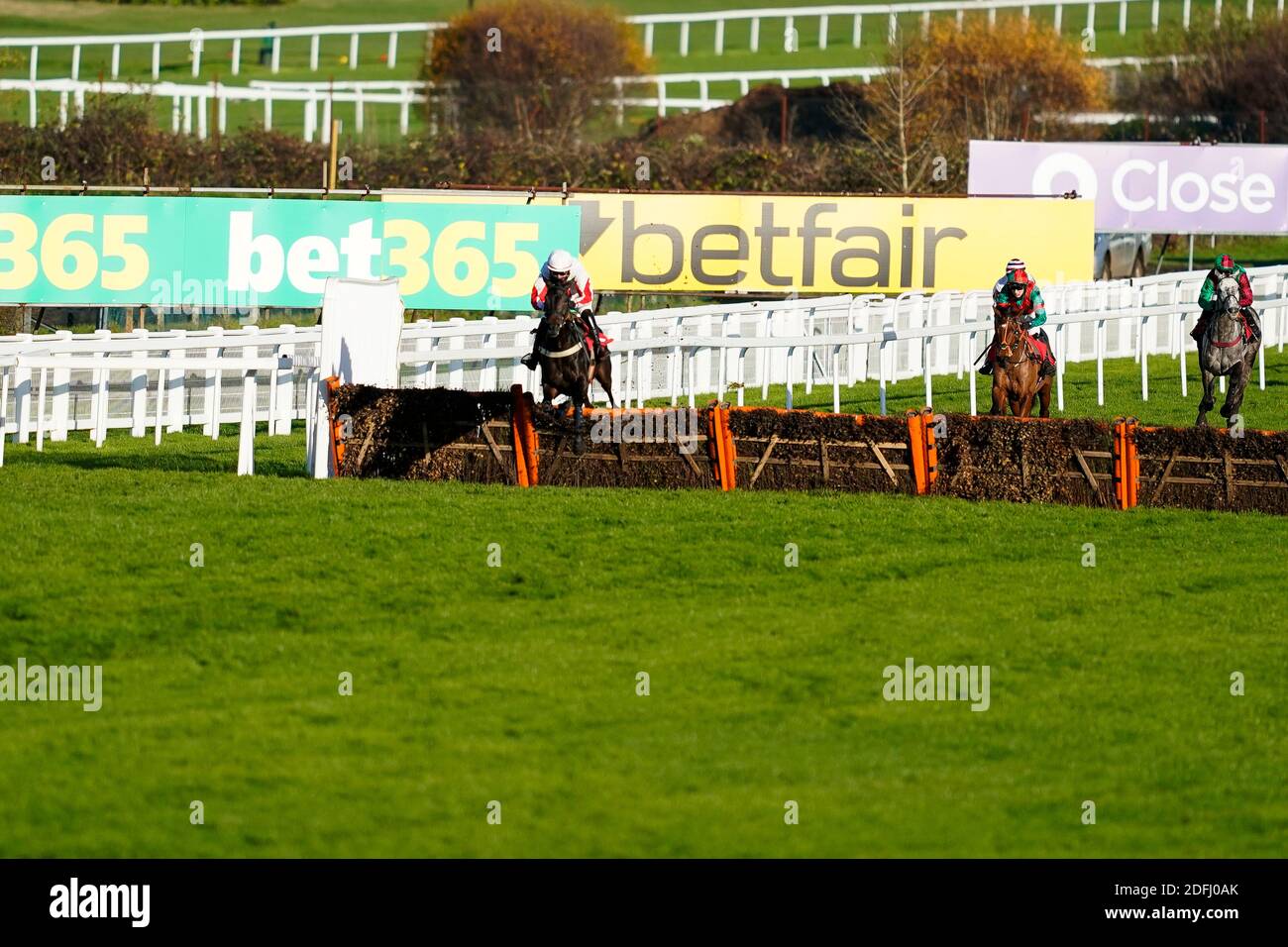 Niall Houlihan reitet Fifty Ball auf ihrem Weg zum Gewinn der Read Paul Nicholls auf betting.betfair Anfänger Handicap Hürde auf Sandown Park Racecourse, Esher. Stockfoto