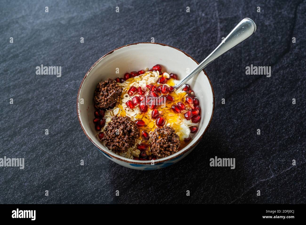 Amaranth Schokolade und Müsli mit Joghurt, Honig, Granatapfelkernen. Joghurt. Gesunde Bio-Lebensmittel. Stockfoto