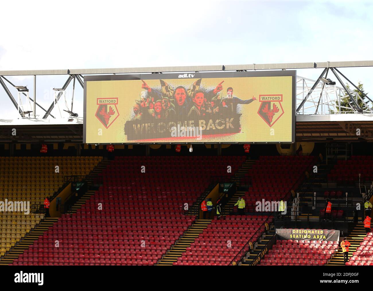 Allgemeine Ansicht der Anzeigetafel mit einer Nachricht an die zurückkehrenden Fans vor während des Sky Bet Championship Spiel in Vicarage Road, Watford. Stockfoto