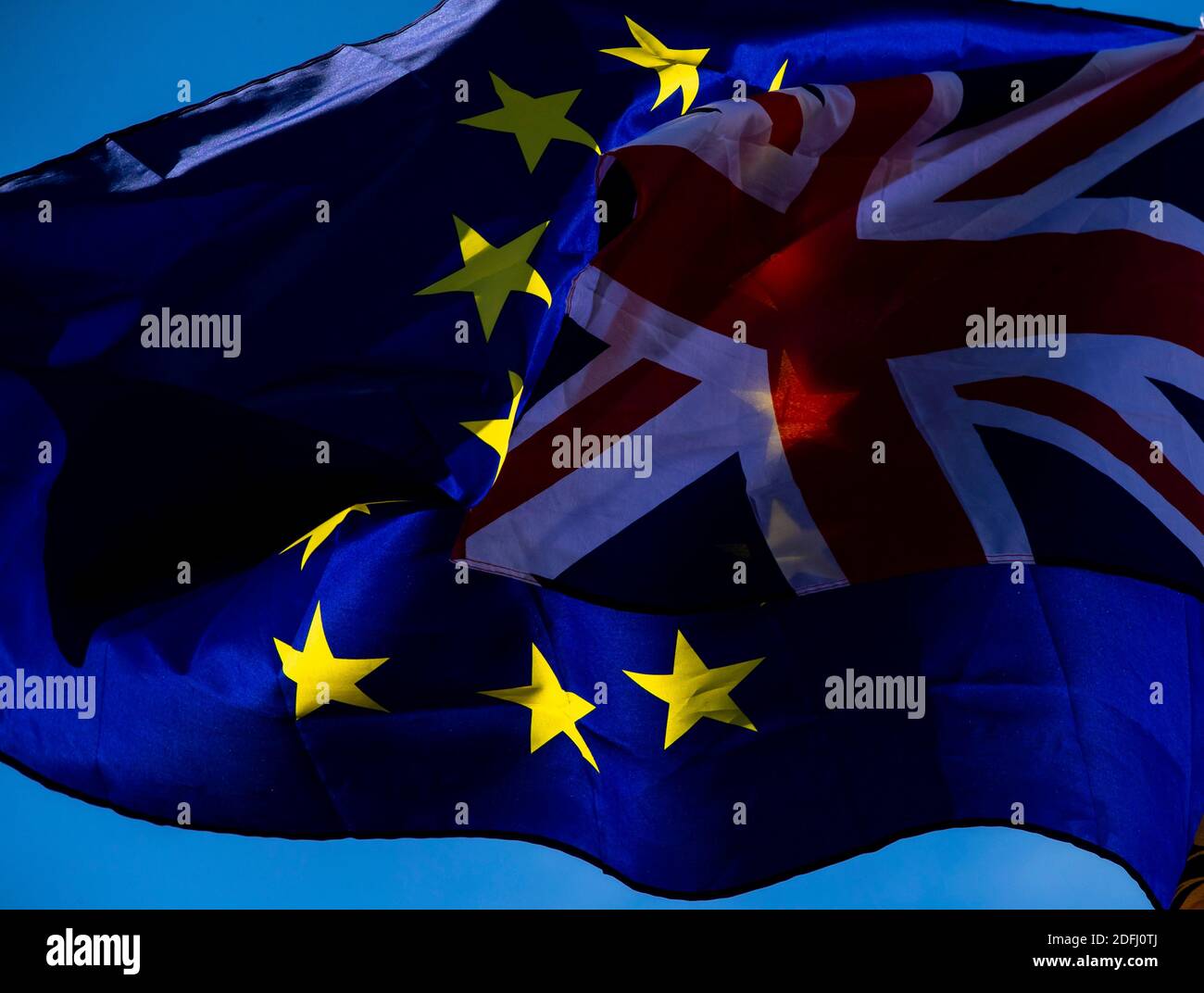 London, Großbritannien. Oktober 2019. Das am 19. Oktober 2019 aufgenommene Foto zeigt die Flagge der Europäischen Union und die Flagge von Union Jack vor dem Houses of Parliament in London, Großbritannien. Nach einer Woche intensiver Handelsverhandlungen in London einigten sich die Verhandlungsführer aus Großbritannien und der Europäischen Union (EU) am Freitag darauf, "die Gespräche zu unterbrechen", da "erhebliche Meinungsverschiedenheiten" bestehen. Quelle: Han Yan/Xinhua/Alamy Live News Stockfoto