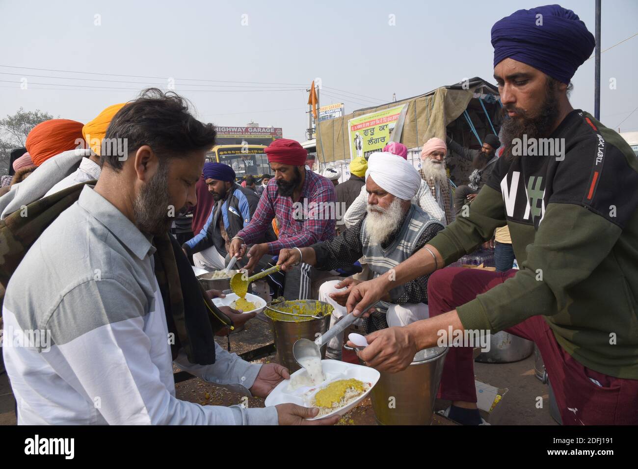 Bauern, die gegen das vom indischen Parlament verabschiedete Farms Act protestieren, werden am Samstag, den 05. Dezember 2020 von Sikh-Freiwilligen mit Lebensmitteln versorgt. Bauern aus Punjab blockieren eine Hauptautobahnen in die Hauptstadt. Der Verkehr wurde auf wichtigen Straßen nach Neu Delhi unterbrochen, da die Bauern ihren Protest gegen die kürzlich vom Parlament erlassenen Agrargesetze zum neunten Tag fortsetzen. Zwei Gesprächsrunden zwischen Regierung und Landwirten sind durchgefallen, da in Indien die größten Bauern seit Jahren protestieren. Foto: Sondeep Shankar Stockfoto