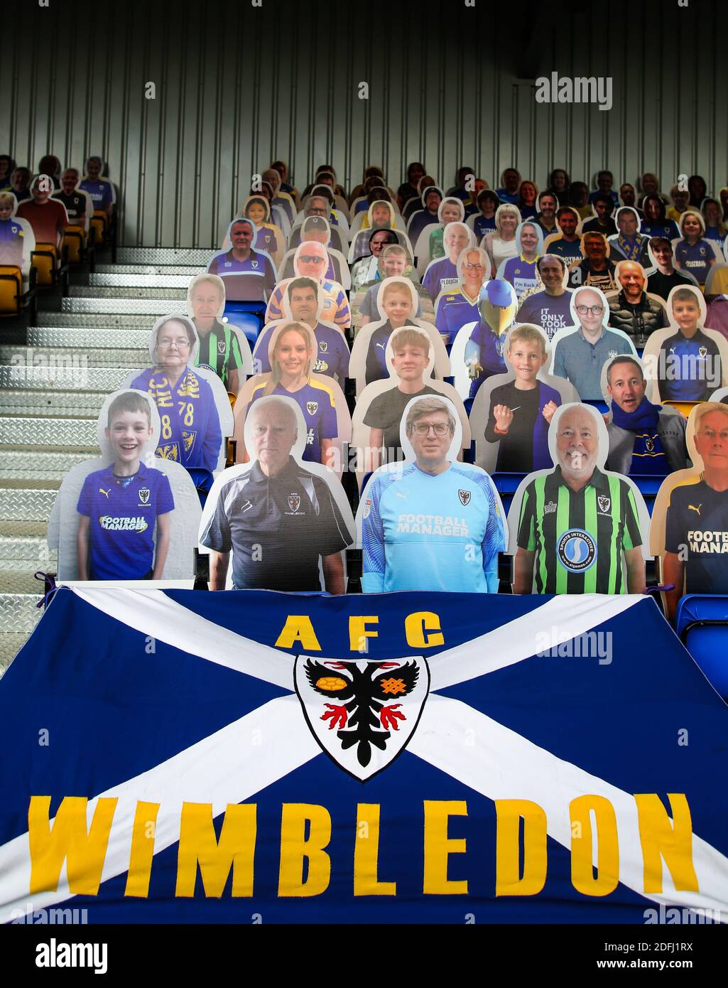 Allgemeine Ansicht von Karton Ausschnitt AFC Wimbledon Fans im Boden vor dem Sky Bet League One Spiel in der Plough Lane, London. Stockfoto