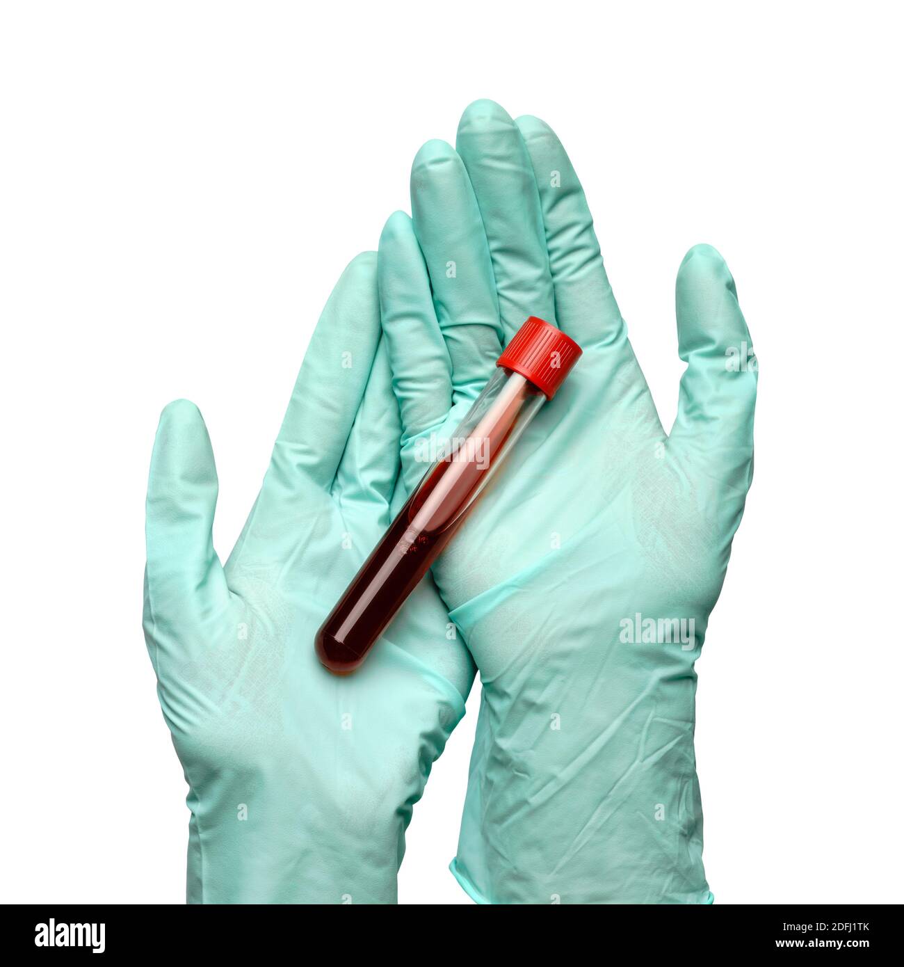 Hand in Latexhandschuh, der die Blutprobe im Reagenzglas hält Nahaufnahme isoliert auf weißem Hintergrund Stockfoto