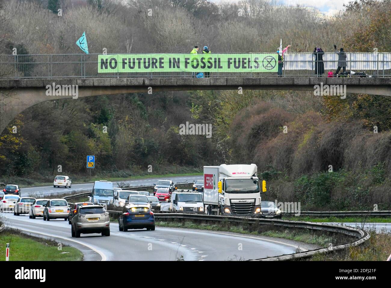 Plymouth Devon, Großbritannien. Dezember 2020. Aussterben die Proteste gegen den Klimawandel werden auf einer Brücke über die A38 in Plymouth in Devon mit Transparenten „Keine Zukunft in fossilen Brennstoffen“ aufgehängt. Auf einer Reihe von Brücken über die A38 zwischen Exeter und Plymouth gibt es Demonstranten mit ähnlichen Meldungen zum Klimawandel. Bild: Graham Hunt/Alamy Live News Stockfoto