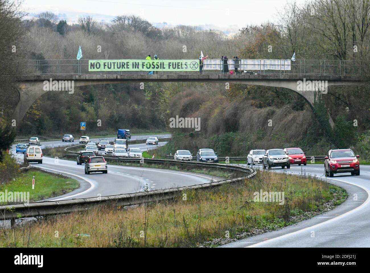 Plymouth Devon, Großbritannien. Dezember 2020. Aussterben die Proteste gegen den Klimawandel werden auf einer Brücke über die A38 in Plymouth in Devon mit Transparenten „Keine Zukunft in fossilen Brennstoffen“ aufgehängt. Auf einer Reihe von Brücken über die A38 zwischen Exeter und Plymouth gibt es Demonstranten mit ähnlichen Meldungen zum Klimawandel. Bild: Graham Hunt/Alamy Live News Stockfoto