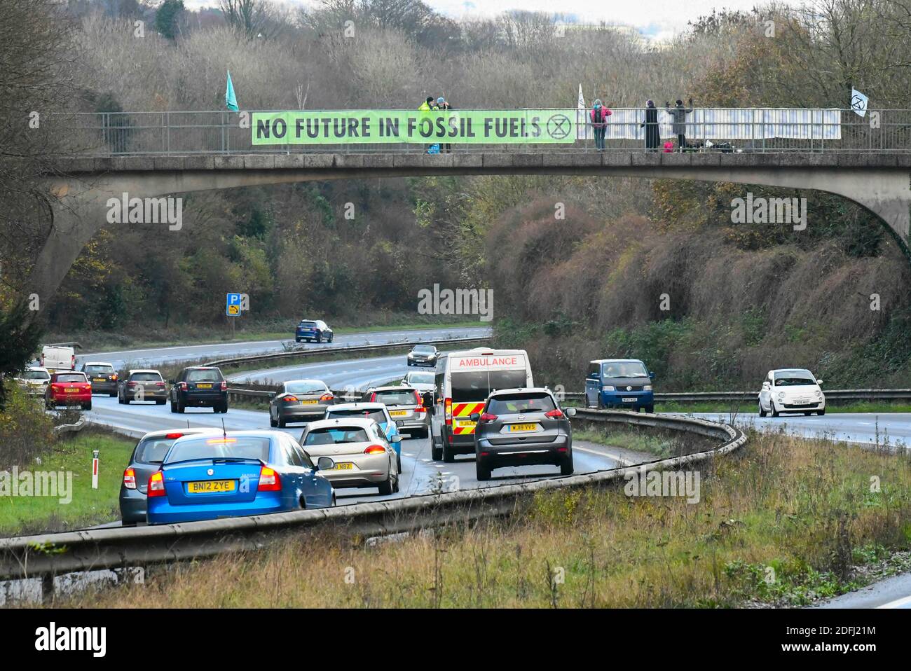 Plymouth Devon, Großbritannien. Dezember 2020. Aussterben die Proteste gegen den Klimawandel werden auf einer Brücke über die A38 in Plymouth in Devon mit Transparenten „Keine Zukunft in fossilen Brennstoffen“ aufgehängt. Auf einer Reihe von Brücken über die A38 zwischen Exeter und Plymouth gibt es Demonstranten mit ähnlichen Meldungen zum Klimawandel. Bild: Graham Hunt/Alamy Live News Stockfoto