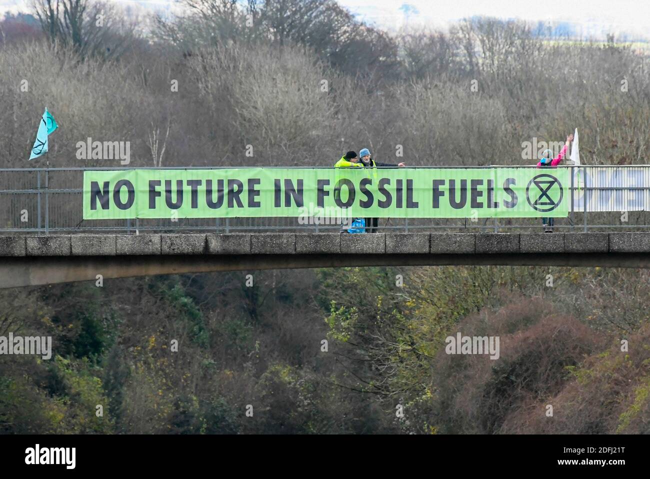 Plymouth Devon, Großbritannien. Dezember 2020. Aussterben die Proteste gegen den Klimawandel werden auf einer Brücke über die A38 in Plymouth in Devon mit Transparenten „Keine Zukunft in fossilen Brennstoffen“ aufgehängt. Auf einer Reihe von Brücken über die A38 zwischen Exeter und Plymouth gibt es Demonstranten mit ähnlichen Meldungen zum Klimawandel. Bild: Graham Hunt/Alamy Live News Stockfoto