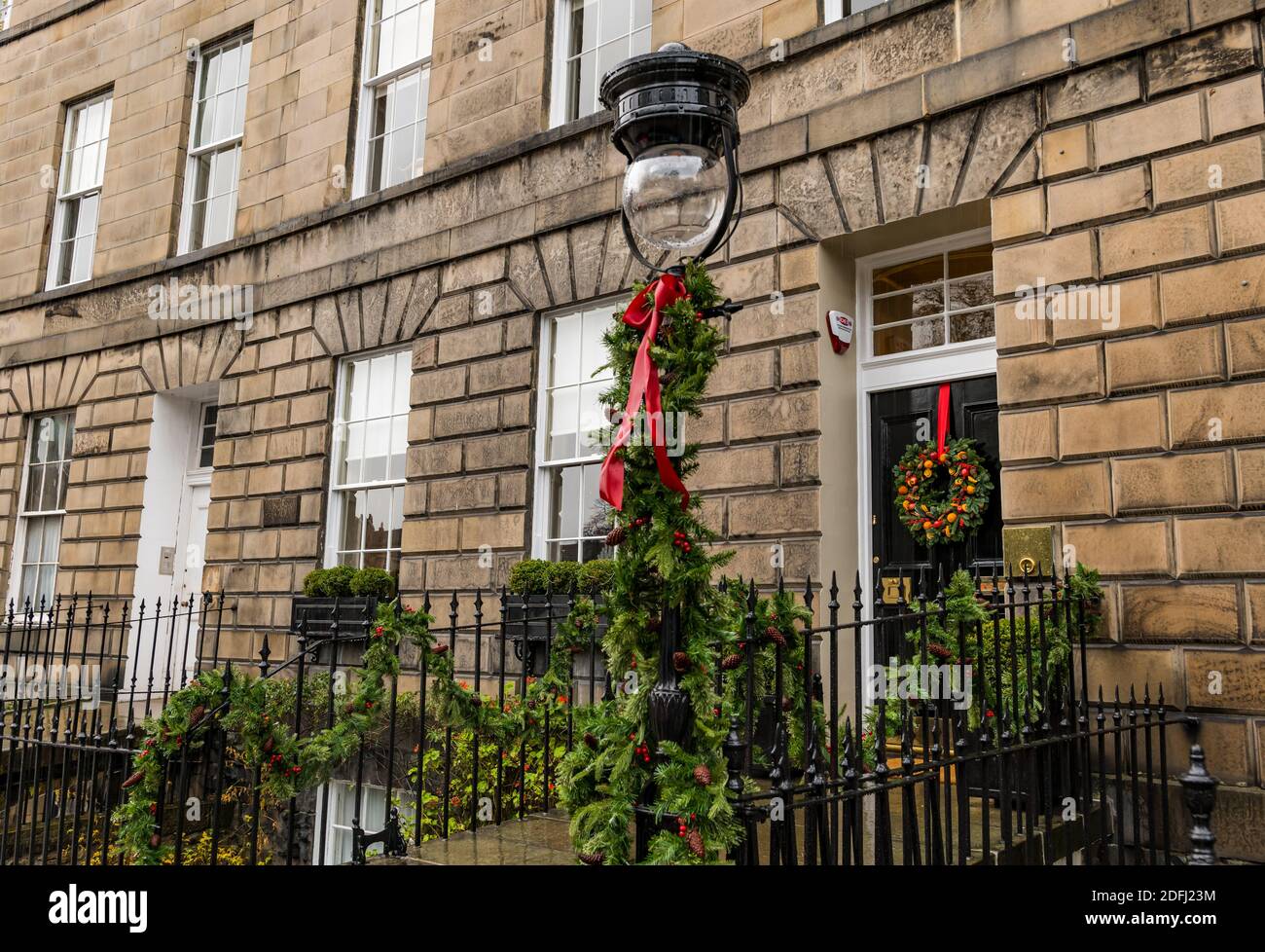 Edinburgh, Schottland, Großbritannien, 5. Dezember 2020. Ein dekorativer weihnachtlicher Weihnachtskranz an der Eingangstür eines georgianischen Stadthauses in der Neustadt Stockfoto
