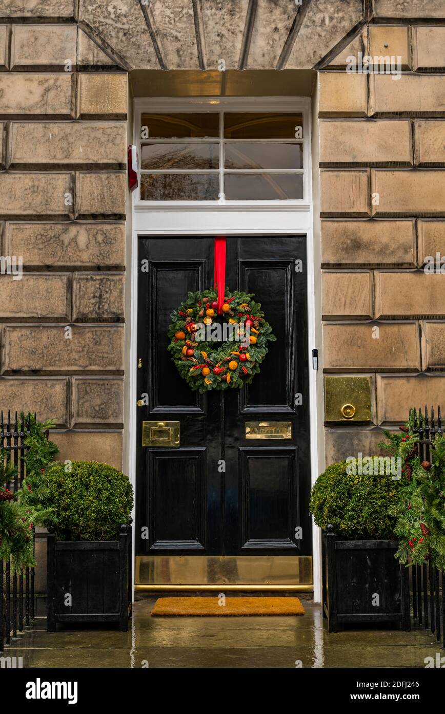 Edinburgh, Schottland, Großbritannien, 5. Dezember 2020. Ein dekorativer weihnachtlicher Weihnachtskranz an der Eingangstür eines georgianischen Stadthauses in der Neustadt Stockfoto
