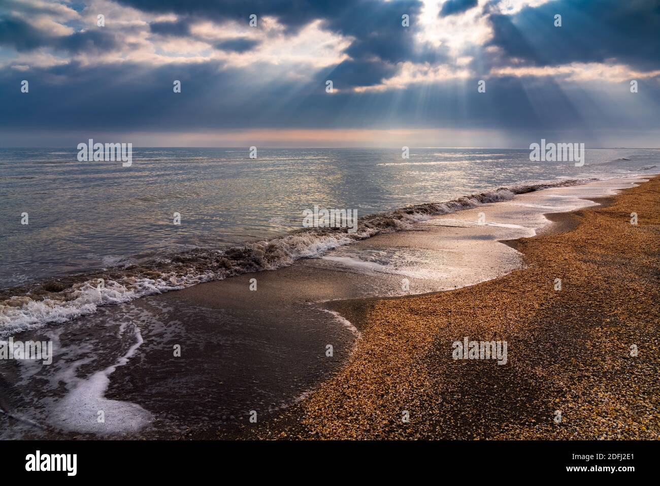 Leerer Strand und ruhiges Meer Stockfoto