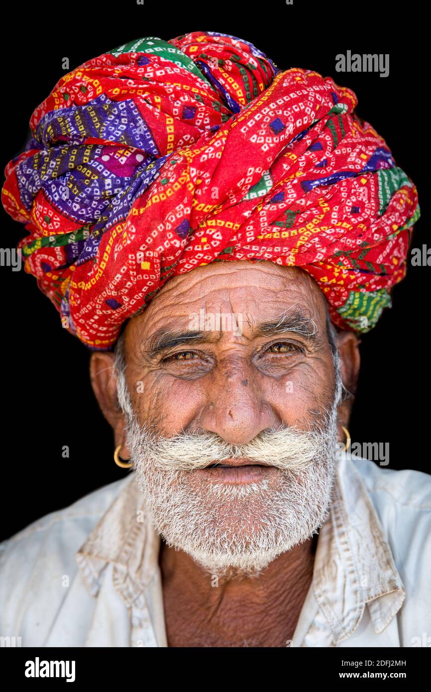 Porträt von einem senior Rajasthani und mit einem roten Turban, Pushkar, Rajasthan, Indien Stockfoto