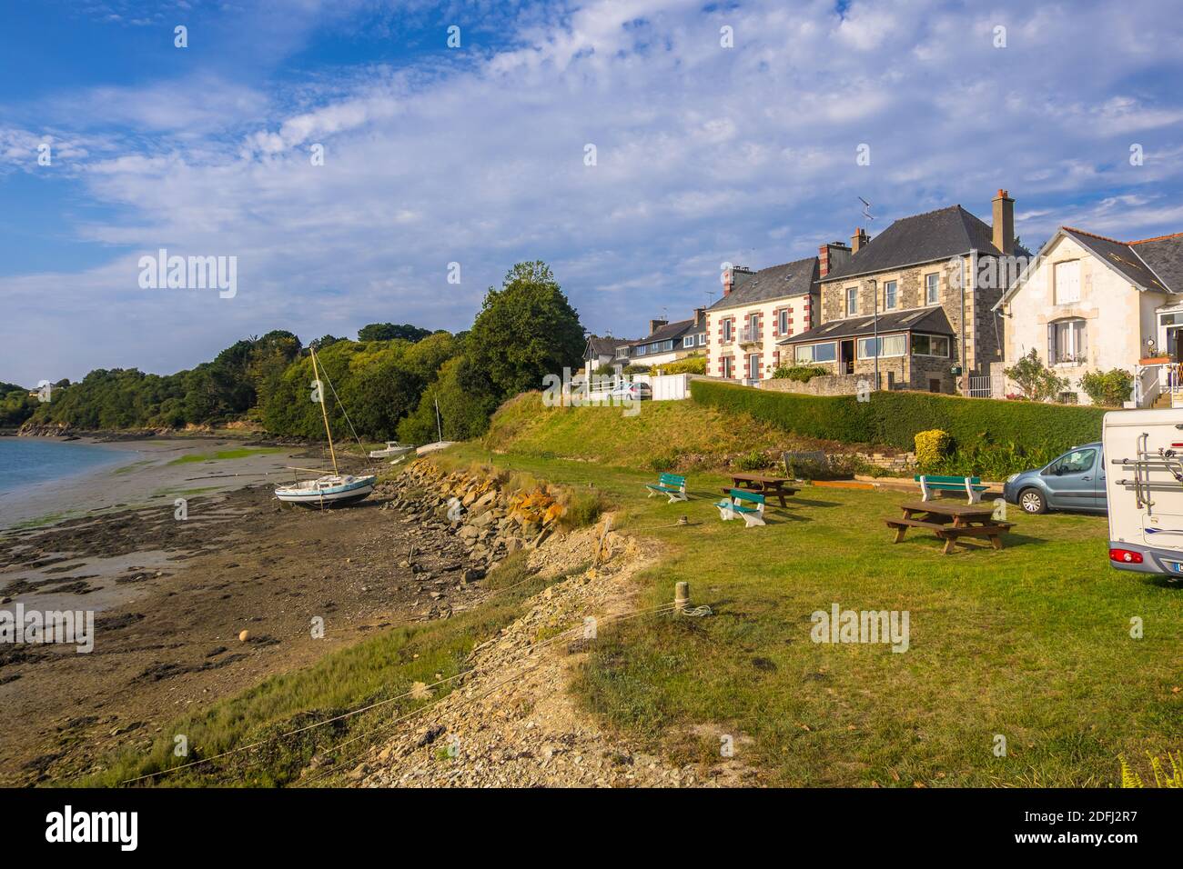 Treguier, Frankreich - 24. August 2019: Waterfront in Treguier oder Landreger ist eine Hafenstadt im Departement Cotes-d-Armor in der Bretagne im Nordwesten Frankreichs Stockfoto