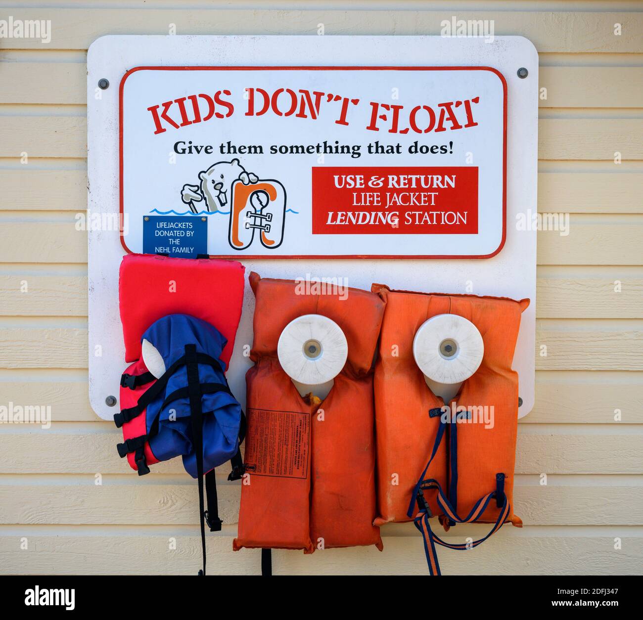 'Kids Don't Float'-Schild mit Schwimmwesten zum Ausleihen am Dock in der Altstadt von Florenz an der zentralen Küste von Oregon. Stockfoto
